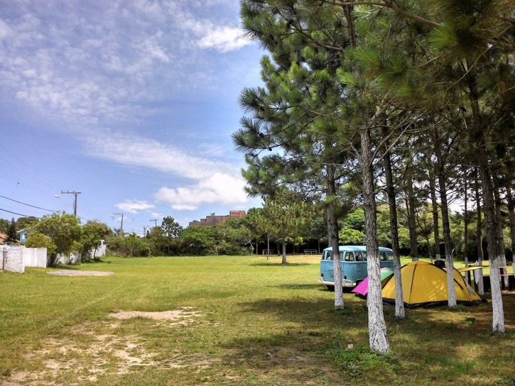 a-kombi-manivela-no-costao-do-santinho-florianopolis-camping